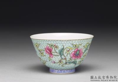 图片[2]-Zhong wine cup with flower on a polychrome light green ground in falangcai painted enamels, Qianlong reign (1736-1795), Qing dynasty-China Archive